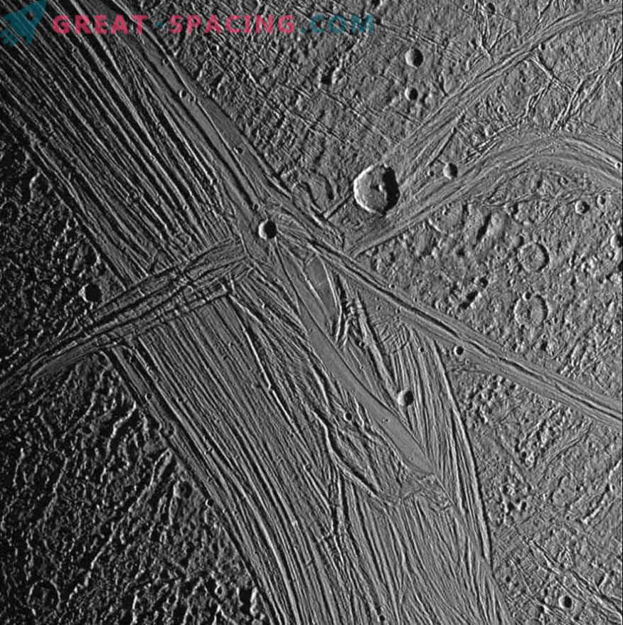 Cracks in icy Ganymede