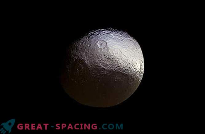 Cassini made a new image of satellite Iapet