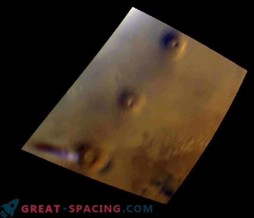 An Unusual Cloud Hangs Over Mars