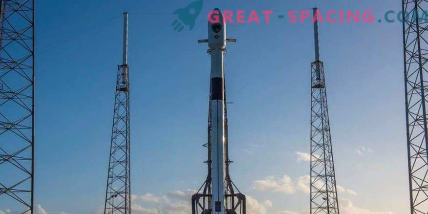 SpaceX Delays Launch of Navigation Satellite due to Strong Wind