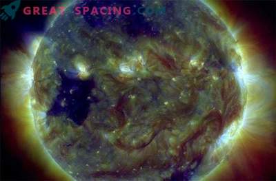 The solar coronal hole returns, but the solar storm only slightly touches the Earth