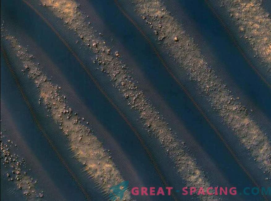 The Martian spring melts sand dunes