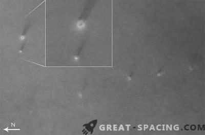 Un essaim de tornades de poussière traversant la plaine martienne