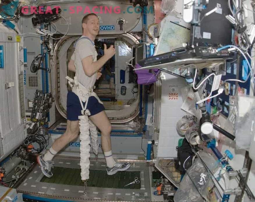 Come vivono gli astronauti della ISS: routine quotidiana, tempo libero, sonno e cibo