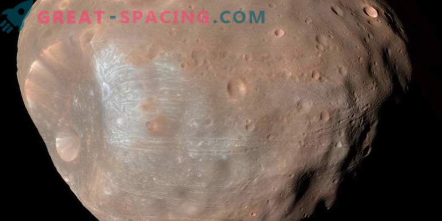 Who left the furrows on the surface of the Martian satellite Phobos?