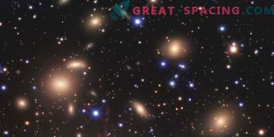Gravitacijsko lečenje okoli neverjetno gostega galaktičnega grozda