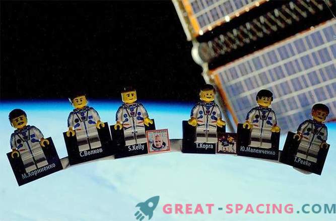 UK astronaut demonstrates LEGO space station for free riders