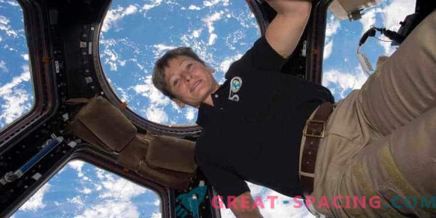 Astronaut Peggy Whitson resigns