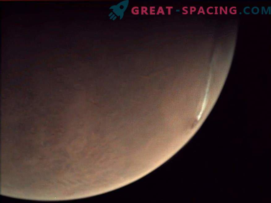 Volcanic activity on Mars? The mysterious cloud stretches over the Martian volcano