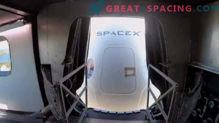 SpaceX shows crew access sleeve to Crew Dragon