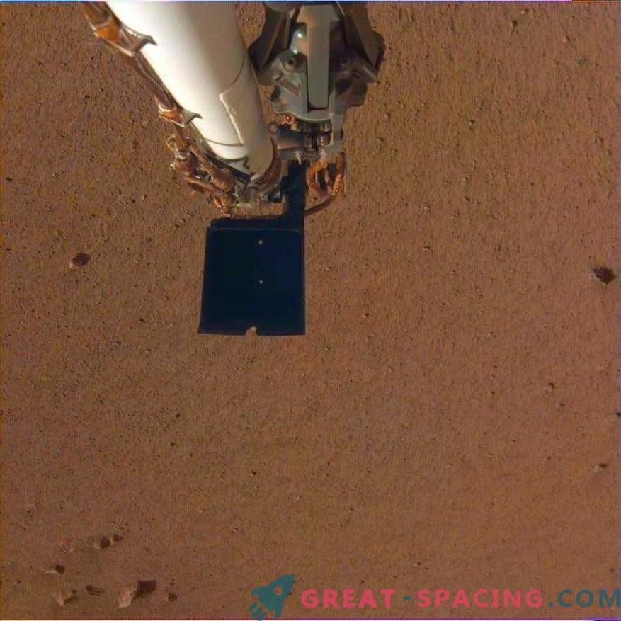 InSight frees up a robotic arm! New photos from Mars