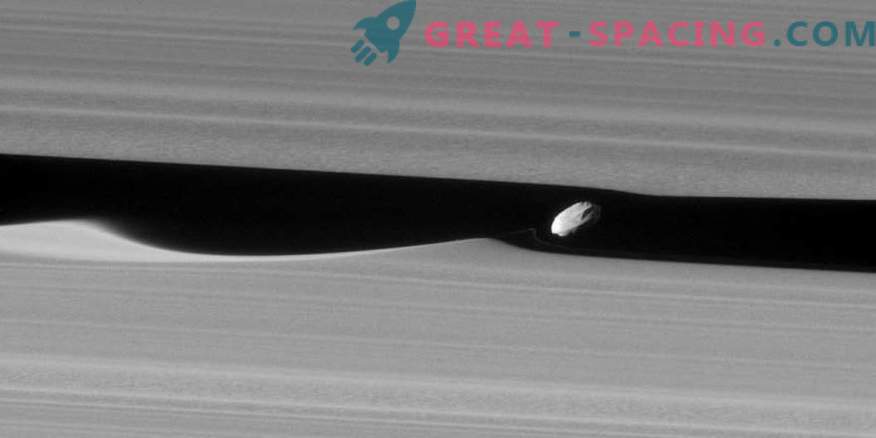 Cassini approaches the moon of Saturn Daphnis