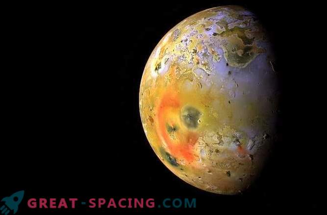 How are mountains formed on Io?