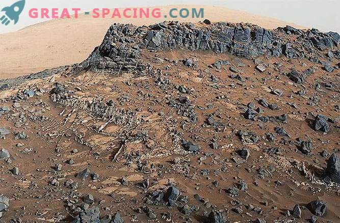 Mars rover discovered rich mineral sediments in rock cracks