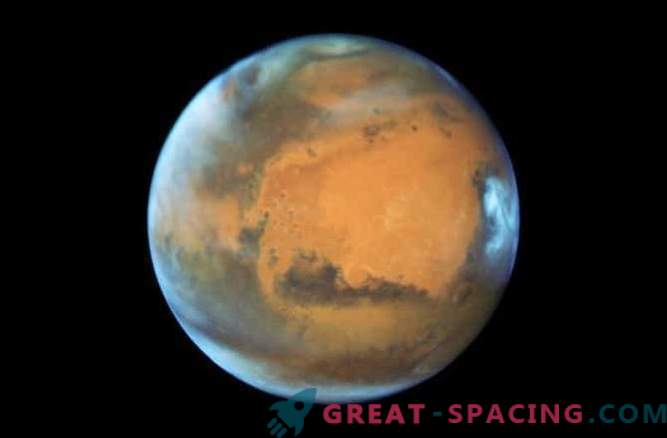 Hubble made an image of Mars during the confrontation of the Red Planet