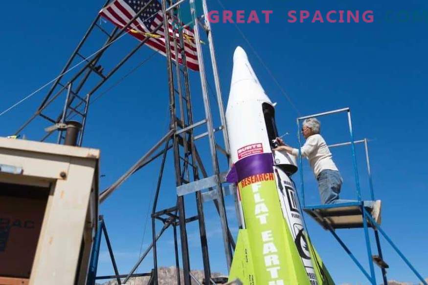 A convinced supporter of the Earth’s plane launches itself into space