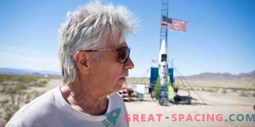 A convinced supporter of the Earth’s plane launches itself into space