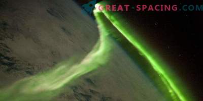 Why does aurora differ in the north and south of the earth