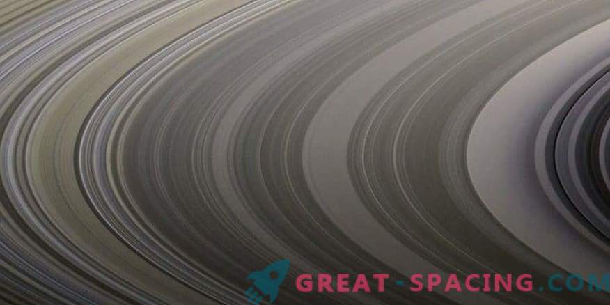 Colors in Saturn's rings