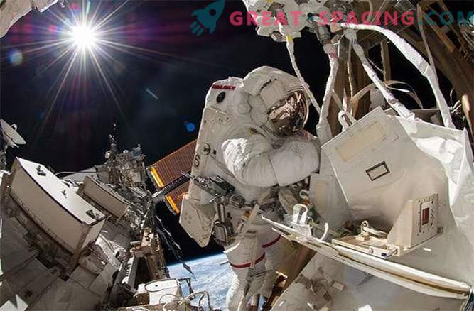 Gli astronauti al lavoro: gli astronauti hanno fatto foto straordinarie