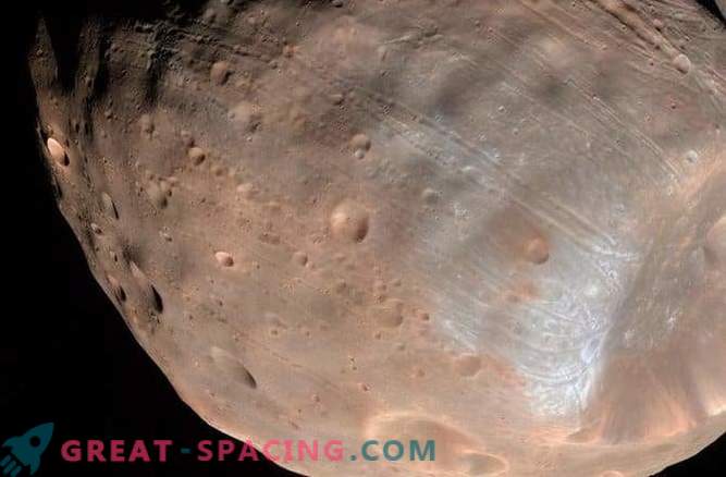 7 facts about the doomed satellite of Mars