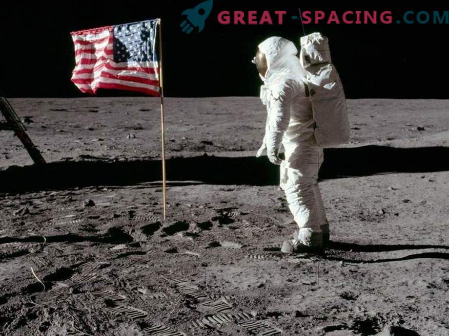 Lunar plot: space breakthrough or successful American scam