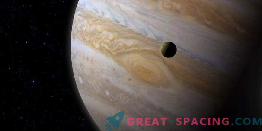 How does the jet flow of Jupiter reverse?