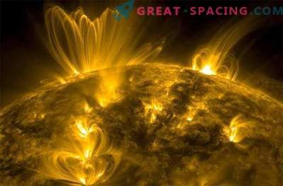Potenti eruzioni solari causate da enormi linee magnetiche