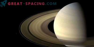 New images of Mars and Saturn from Hubble