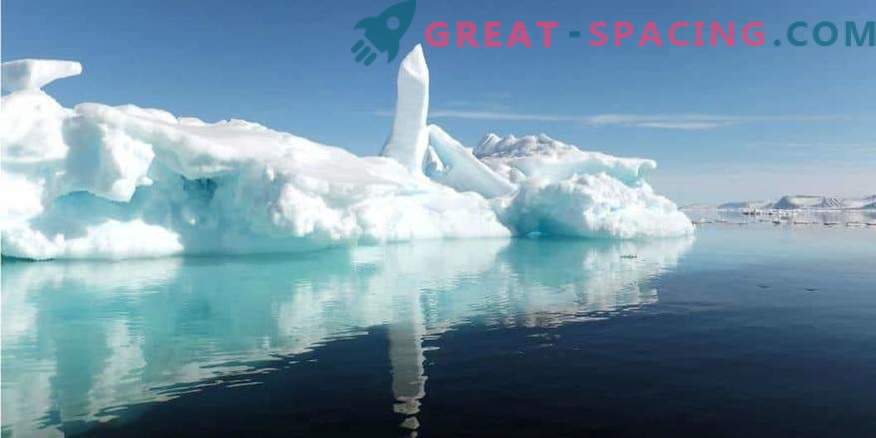 Under the ice of Antarctica mysterious buildings are seen! Secret base or alien spaceport?