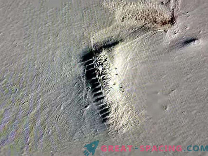 Under the ice of Antarctica mysterious buildings are seen! Secret base or alien spaceport?
