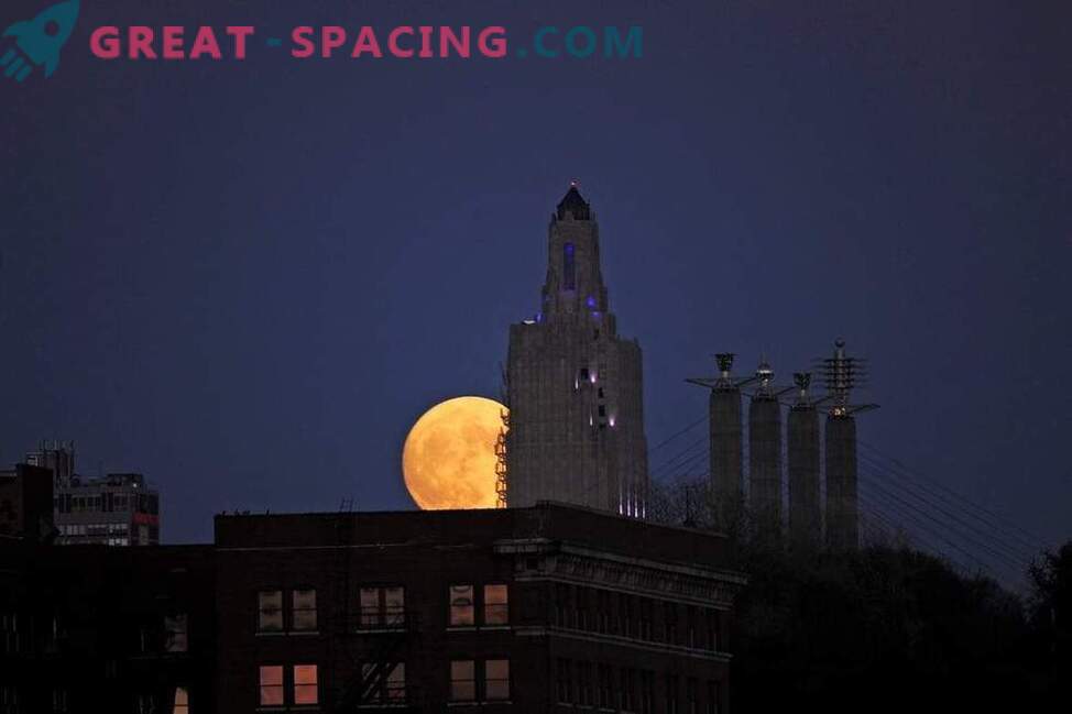 Unforgettable radiance of the supermoon above the Earth: photo
