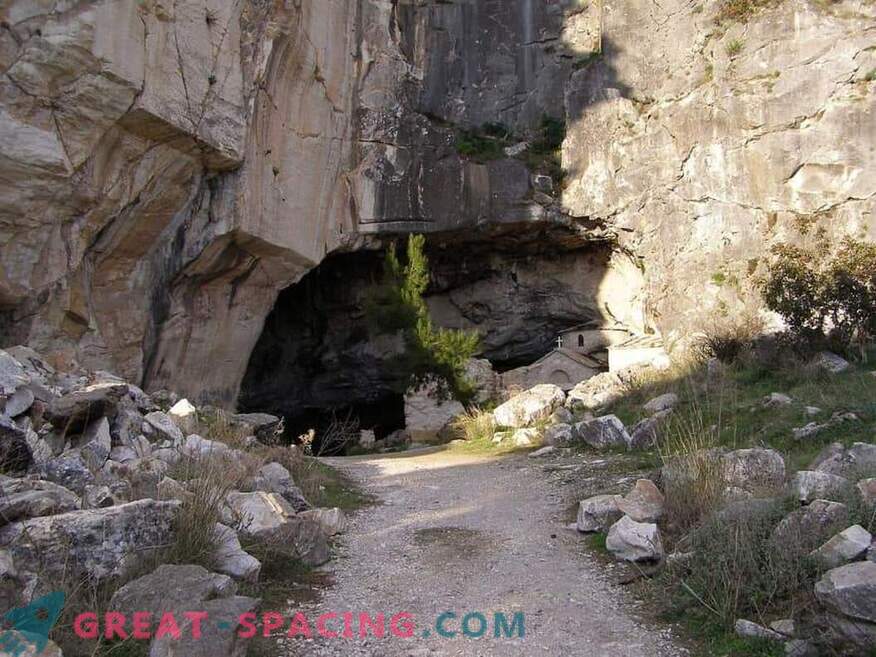 Чудна активност во пештерата Давелис. Научно објаснување и верзии на ufologists