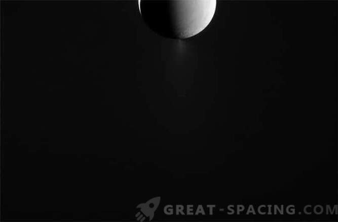 Cassini oversees Enceladus geysers.