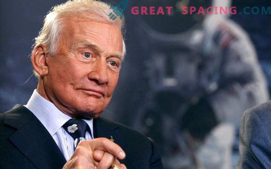 Light overboard of a spacecraft. What Buzz Aldrin Saw