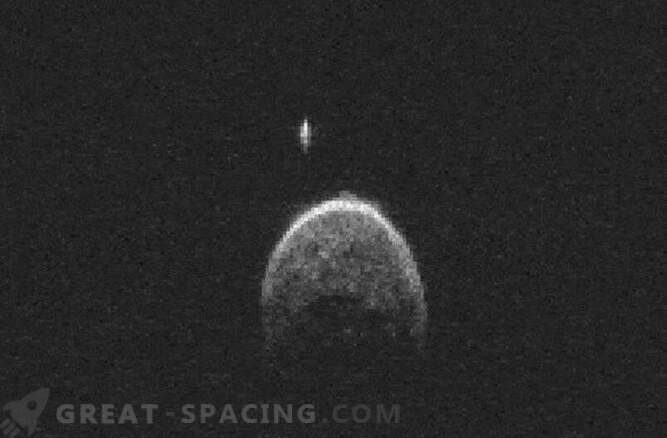 A flew asteroid has its own moon